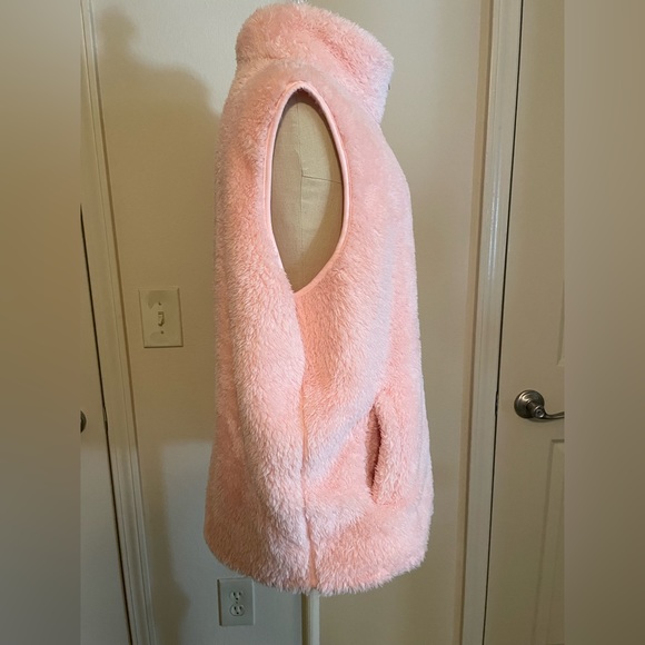 🤍 super soft, super fluffy extra warm peach vest🤍 - Picture 2 of 9